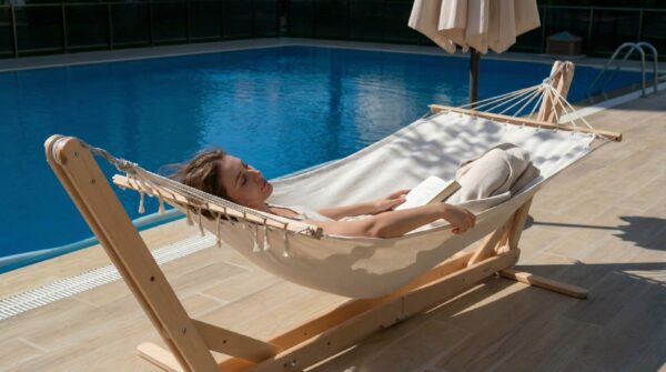 UGLİ Hamak Standı Üzerinde Dinlenen Kadın